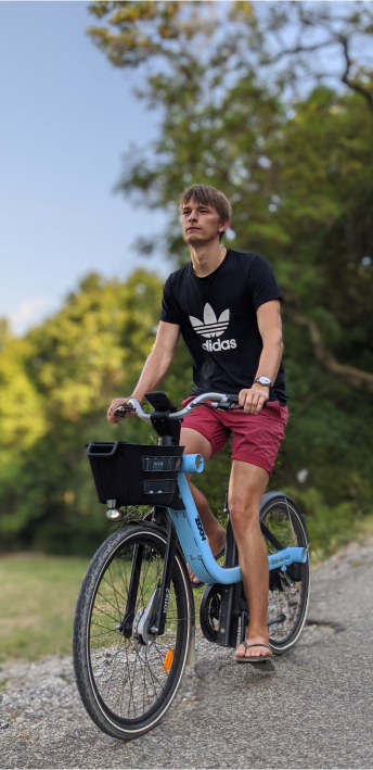 Paul en promenade sur son vélo à La Faurie