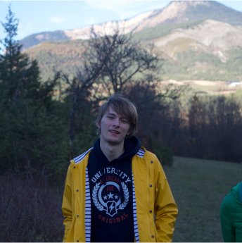 Paul se promenant dans les montagnes de La Faurie