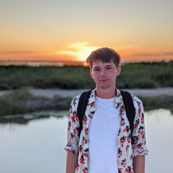 Paul au Saintes-Marie-de-la-Mer devant un coucher de soleil